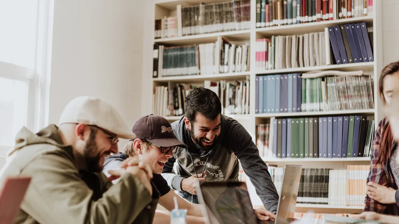 Jeunes participants à un atelier pédagogique sur la biodiversité
